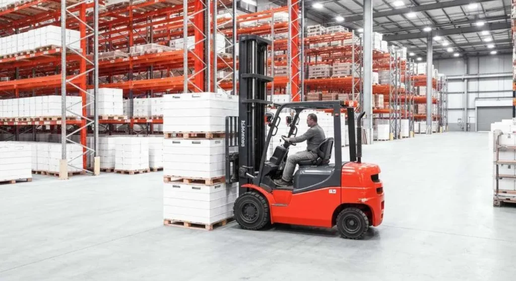 物流倉庫で稼働する一台のマテリアルハンドリング